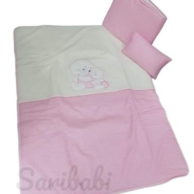 Colcha de bebé rosa e branca com ursinhos bordados e almofada pequena