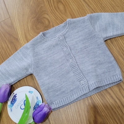 Camisola de malha cinzenta para bebé juntamente com tulipas roxas e embalagem redonda