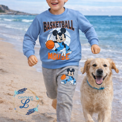 Menino a correr na praia com roupa de Mickey Mouse e cão ao lado