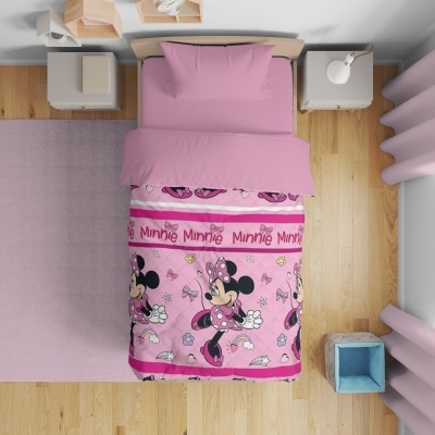 Cama com edredão Minnie Mouse cor de rosa e almofadas rosa num quarto organizado com tapete lilás e móveis cinza