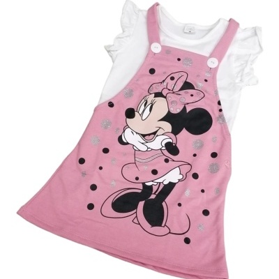 Vestido rosa com estampa da Minnie e camisa branca de manga curta