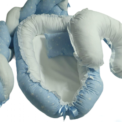 Conjunto de berço portátil azul claro com padrão de estrelas