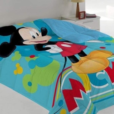 Colcha de cama azul com estampa do Mickey Mouse colorida