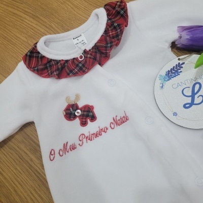 Macacão branco para bebé com gola xadrez e bordado natalício