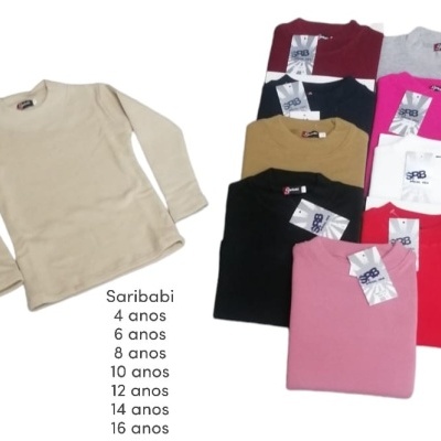Camisolas de manga comprida em diversas cores para crianças, etiquetas visíveis com tamanhos Saribabi