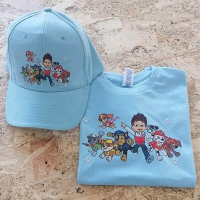Conjunto infantil azul claro com t-shirt e boné estampado de desenho animado