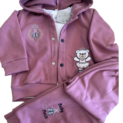 Conjunto de roupa de bebé rosa com capuz, botões de pressão, bordados de abelhas e urso com texto baby petit.