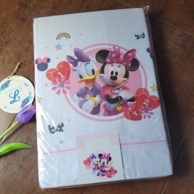 Lençol branco com estampa Minnie e Margarida colorida para cama de criança