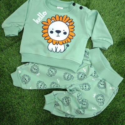 Conjunto infantil verde com leão e texto hello sobre relva