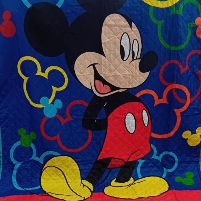 Colcha azul com estampa de Mickey Mouse e texto MICKEY MOUSE