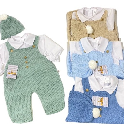 Conjunto de bebé com macacão e gorro de malha em várias cores