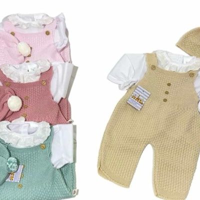 Conjunto de roupa de bebé com camisola de malha, body branco e gorro com pompom