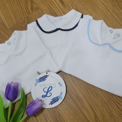 Três bodies brancos para bebé com gola decorada em croché e tulipas roxas