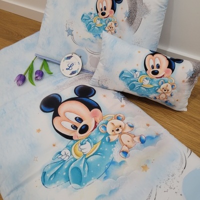 Conjunto de roupa de cama infantil com imagem do bebé Mickey Mouse e ursinho em tons azul claro.