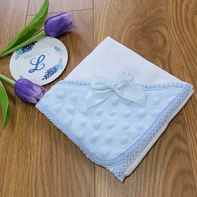 Lenço branco com detalhe azul claro e laço em madeira com flores roxas e cartão decorativo