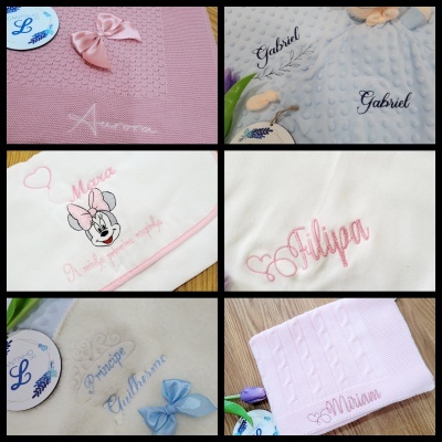 Mantas de bebé com nomes bordados em várias cores e texturas, com laços cetim decorativos.