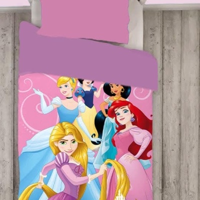 Cama infantil com roupa de cama rosa e estampa de princesas da Disney