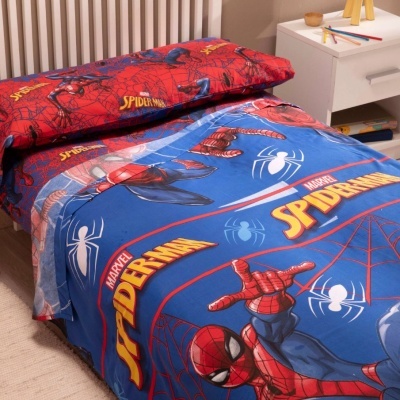 Roupa de cama do Spider-Man com almofada vermelha e colcha azul em cama individual