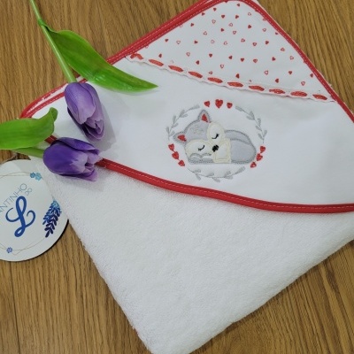 Toalha com capuz para bebé branco com bordado de cachorro e corações vermelhos