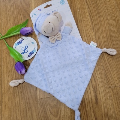 Naninha azul claro com cabeça de ursinho de pelúcia e textura de bolinhas em relevo