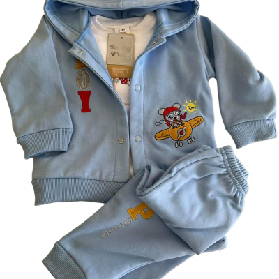 Conjunto de roupa de criança azul claro com casaco de capuz e calças com estampagens coloridas.