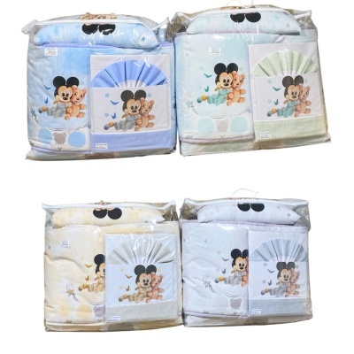 Quatro embalagens de roupa de cama para bebé com estampado do Mickey Mouse, em azul, verde, amarelo e cinza