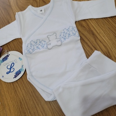 Conjunto de roupa de bebé branco com bordado de ursinho azul e botões de pressão, tamanho 1M.