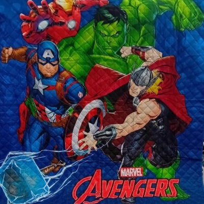 Colcha azul matelassada com personagens dos Avengers da Marvel e texto 'MARVEL AVENGERS'.