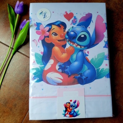 Capa de edredão infantil Lilo e Stitch com fundo branco e flores roxas artificiais ao lado
