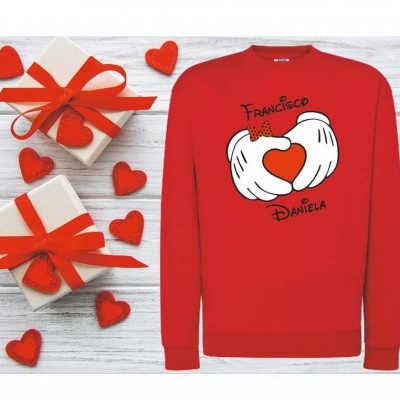 Camisola vermelha com mãos segurando coração e nomes Francisco e Daniela, rodeada por corações e duas caixas de presente com fitas vermelhas.