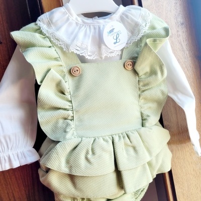 Body de bebé com vestido verde claro e camisola branca com renda