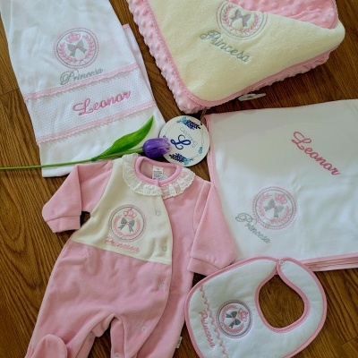 Conjunto de roupa e acessórios para bebé rosa e branco com bordados de coroas e nome Leonor