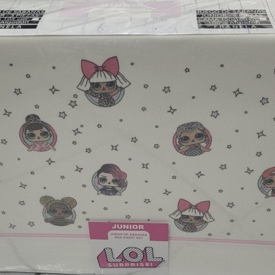 Caixa LOL Surprise Junior com imagens de bonecas e estrelas sobre fundo branco