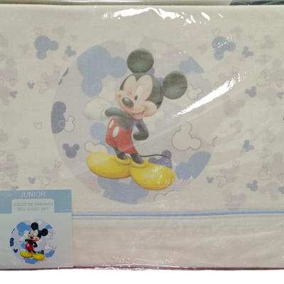 Conjunto de roupa de cama infantil com padrão Disney e embalagem plástica.