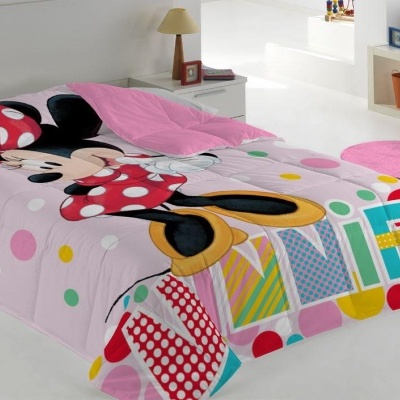 Colcha de cama infantil com estampa Minnie em quarto branco.
