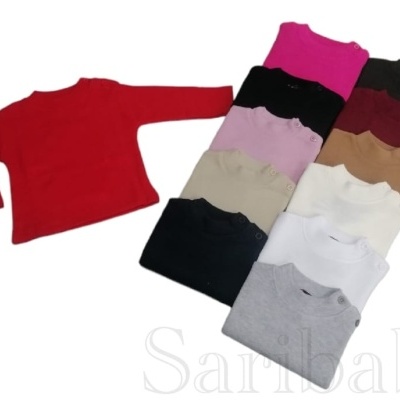 T-shirts básicas de manga longa em várias cores, dobradas e uma estendida, sobre fundo branco.