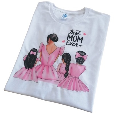 T-shirt branca com estampa de mãe e três meninas de vestidos cor-de-rosa