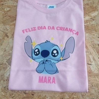 Camisola rosa com estampado do personagem Stitch e texto em rosa