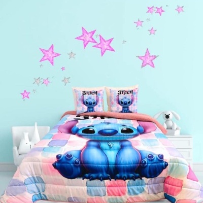 Roupa de cama infantil com personagem Stitch colorido e estrelas rosa na parede azul claro
