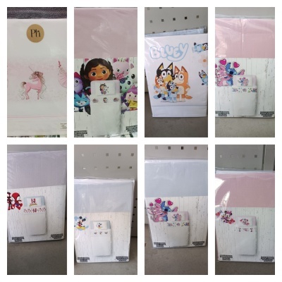 Embalagens de lençóis de cama infantis com desenhos coloridos e varias cores de fundo.