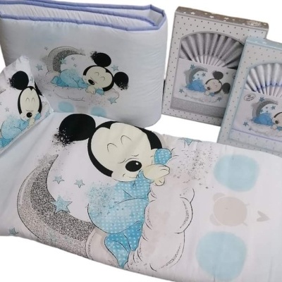 Conjunto de roupa de berço com padrão de Mickey Mouse e estrelas, incluindo capa de edredão, almofada e fraldas embaladas.