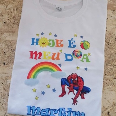T-shirt branca com estampado colorido e texto personalizado.