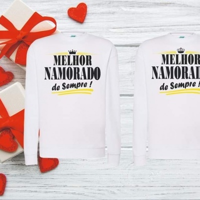 Dois sweatshirts brancos com frases românticas, corações vermelhos e caixas de presente