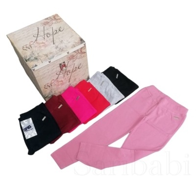 Sete calças coloridas ao lado de uma caixa decorativa com a palavra Hope.