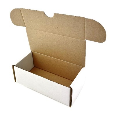 Caixa de cartão aberto com abas para fecho em fundo branco