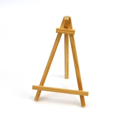 Cavalete pequeno de madeira clara com três pernas e barra horizontal