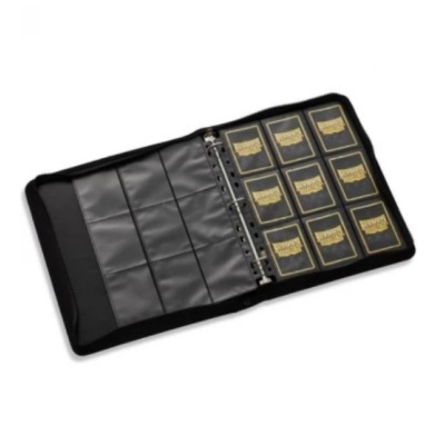 Álbum preto aberto com nove cartões colecionáveis em bolsos de plástico