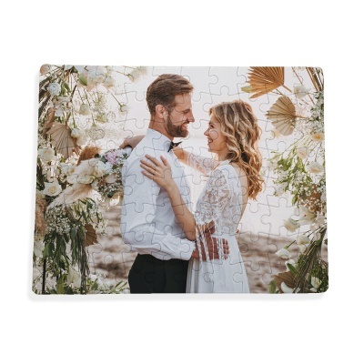 Puzzle com imagem de casal de noivos em ambiente floral natural.