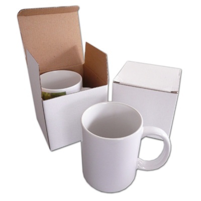 Duas canecas brancas em cerâmica com caixa de cartão
