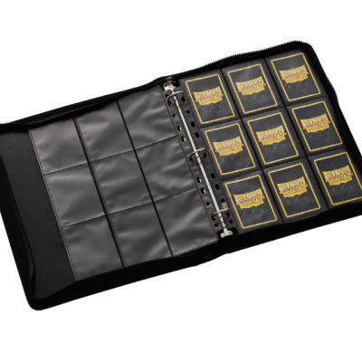 Álbum preto aberto com cartas Dragon Ball Super em capas plásticas transparentes